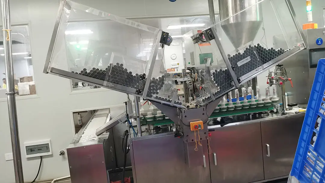 Líneas automatizadas de llenado de tubos de alta velocidad que operan bajo estrictos protocolos de sala limpia para el cuidado bucal OEM