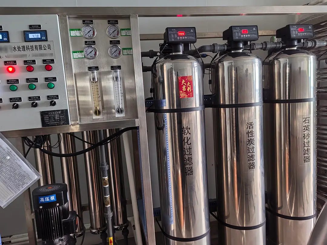 Vista amplia de nuestra infraestructura de tanques de almacenamiento y tratamiento de agua de acero inoxidable a gran escala, lo que demuestra nuestra capacidad de producción de alto volumen.