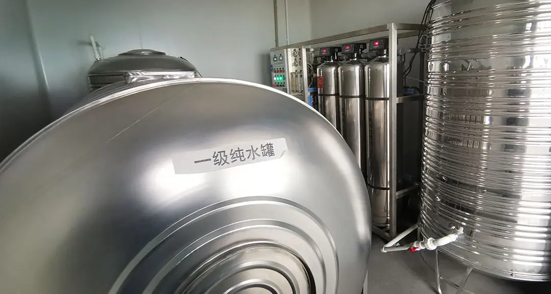 Vista amplia de nuestra infraestructura de tanques de almacenamiento y tratamiento de agua de acero inoxidable a gran escala, lo que demuestra nuestra capacidad de producción de alto volumen.