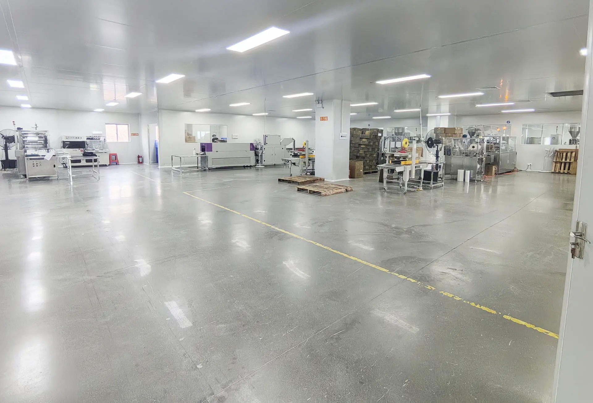 Vista panorámica de la impecable sala limpia Clase 100,000 de fabricación de cuidado bucal OEM certificada por FDA GMP e ISO 22716 de MBK Clinical
