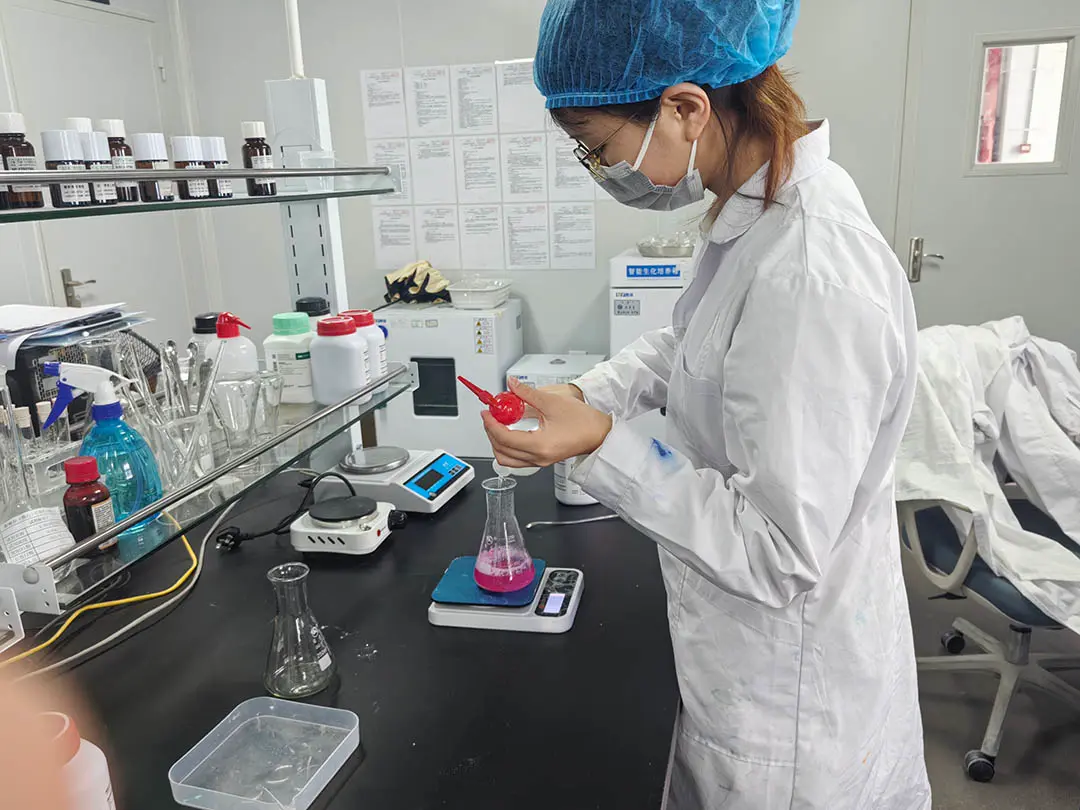 Chimiste du laboratoire MBK Clinical travaillant sur un prototype de R&D biomimétique sur mesure