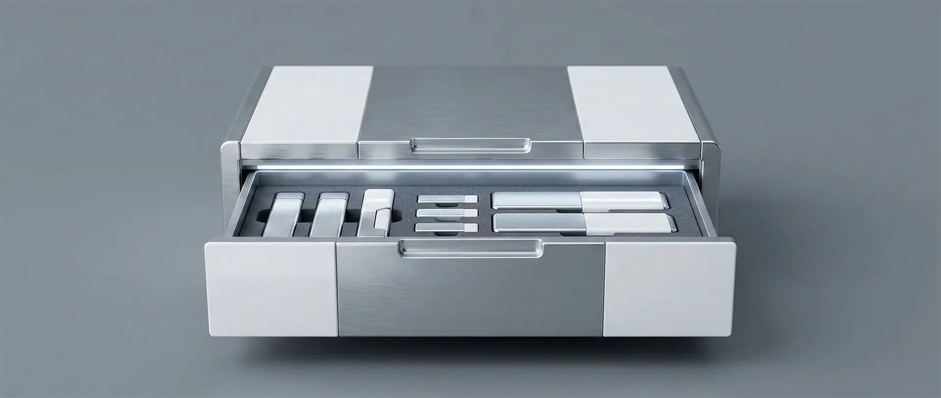 Надежное производственное хранилище из матового серебра и керамики, символизирующее защиту интеллектуальной собственности OEM